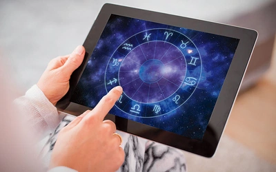 Internetowe przepowiednie i horoskopy to silny trend w mediach społecznościowych. Jakie zagrożenia płyną z tego typu aktywności?