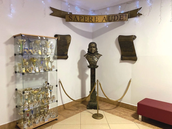 Uczniowie skierniewickiego „klasyka” do bycia mądrymi są zachęcani przez patrona szkoły.  