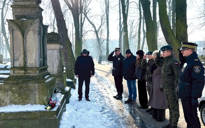 W miejscach pamięci poświęconych powstańcom styczniowym składano kwiaty i zapalano znicze.