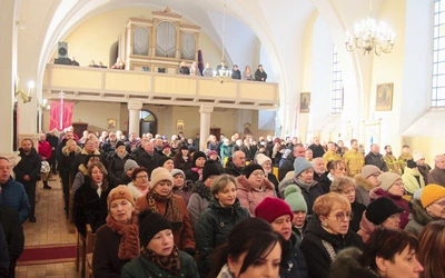 Wielu wiernych przyszło pożegnać się ze swoim zmarłym proboszczem. 