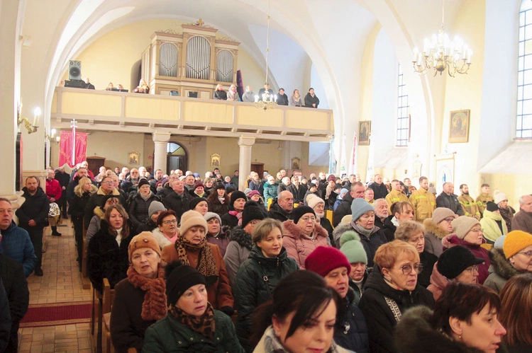 Wielu wiernych przyszło pożegnać się ze swoim zmarłym proboszczem. 