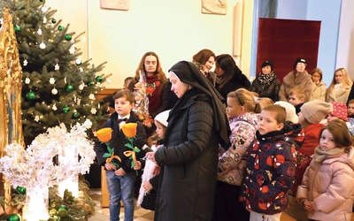 Przedszkolaki w świątyni dziękowały za swoją patronkę.