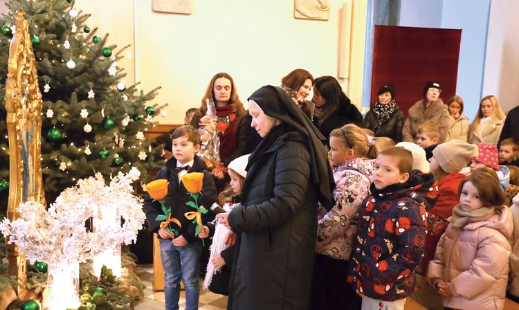 Przedszkolaki w świątyni dziękowały za swoją patronkę.