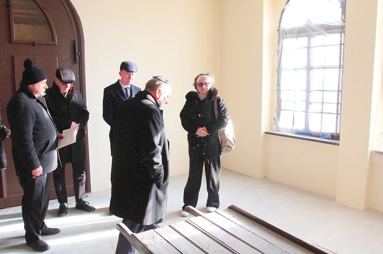 Zaniedbany dom pogrzebowy jest remontowany. 