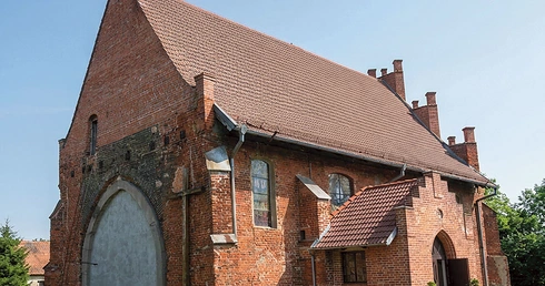 Na fotografii zachodniej części świątyni widać charakterystyczny, zamurowany ostrołuk. To pozostałość po dawnym przejściu do wieży, której po wojnie nie odbudowano.