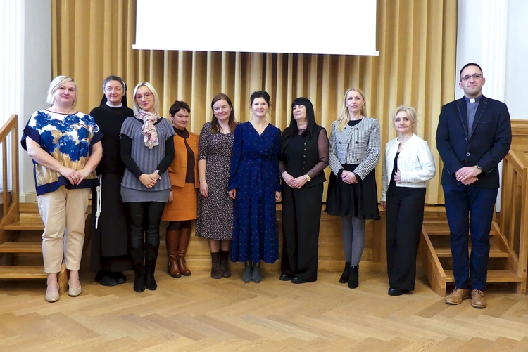 Koordynatorzy konkursu: ks. Łukasz Listwan (z prawej) i Dominika Kamińska (z lewej) z nauczycielami-opiekunami uczestników ubiegłorocznego konkursu.