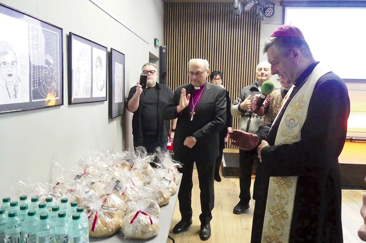 Biskupi Roman Pindel i Adrian Korczago pobłogosławili chlebki jedności. 