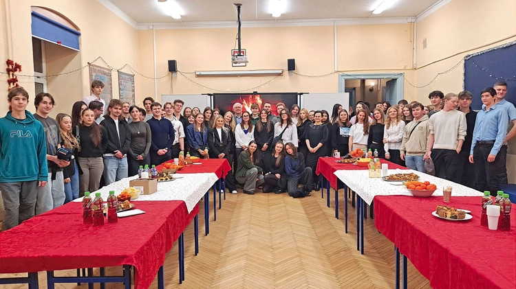 Absolwenci Liceum Ogólnokształcącego Katolickiego Towarzystwa Kulturalnego w Bielsku-Białej na ostatnim spotkaniu.