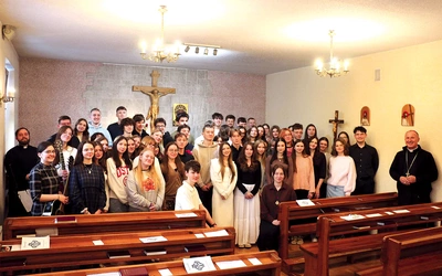 – Rekolekcje to czas Boga i działania Jego łaski, która się objawia i przynosi owoce – mówił oazowiczom  bp Marek Solarczyk.