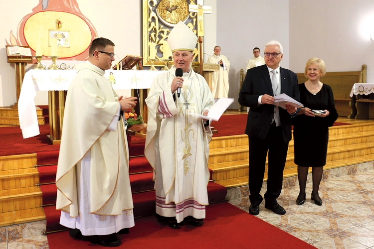 Bp Marek Solarczyk wręczał nominacje i legitymacje nowym członkom.