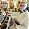 Siostra Wojciecha za organami.