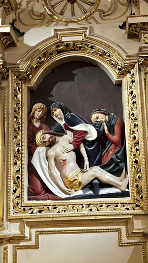 Cennym zabytkiem jest średniowieczna pieta z warsztatu mistrza Wita Stwosza. 