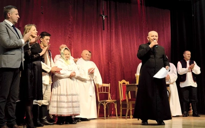 Autorem sztuki o św. Stanisławie Papczyńskim i reżyserem przedstawienia jest ks. prał. Józef Wałaszek. W każdej części będą grać inni aktorzy. W sumie w to przedsięwzięcie zaangażowanych jest ponad  60 osób.  Dla nich  to też czas duchowego wzrastania i formacji.