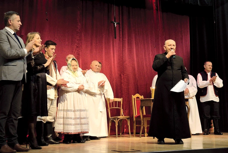 Autorem sztuki o św. Stanisławie Papczyńskim i reżyserem przedstawienia jest ks. prał. Józef Wałaszek. W każdej części będą grać inni aktorzy. W sumie w to przedsięwzięcie zaangażowanych jest ponad  60 osób.  Dla nich  to też czas duchowego wzrastania i formacji.