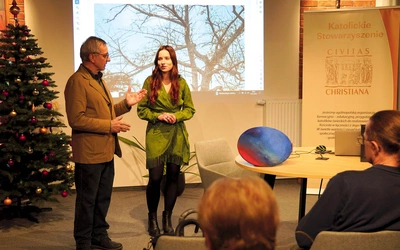 Magdalena Kowalewska (ur. 1990 r. w Gdańsku) to malarka i rzeźbiarka. Absolwentka warszawskiej i wrocławskiej ASP. Jest stypendystką Ministra Kultury i Dziedzictwa Narodowego, fundacji Kiwanis Pro Arte oraz Fundacji Kiwanis Wratislavia. 