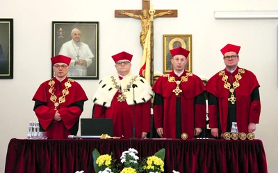  Uczelnia zyskuje na prestiżu i rozwija swoją ofertę edukacyjną.