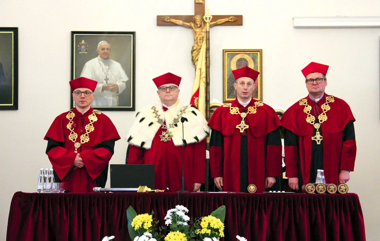  Uczelnia zyskuje na prestiżu i rozwija swoją ofertę edukacyjną.