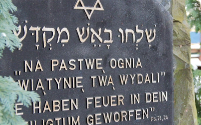 Fragment obelisku upamiętniającego synagogę w Opolu spaloną w czasie nocy kryształowej. 