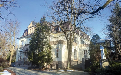 W kaplicy sióstr karmelitanek przy  ul. Karłowicza można uczestniczyć  w Mszy św. w dni powszednie o 7.30, w niedziele i niektóre święta o 9.00. Więcej informacji i aktualności z życia klasztoru: karmelitankibose.wroclaw.pl.