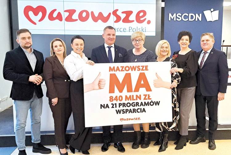 Rafał  Rajkowski (czwarty z lewej) poinformował,  że region  otrzyma ponad 137 mln zł.