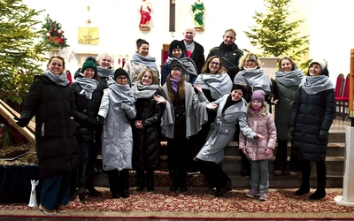  Powstał w 2014 roku, ale tu nie ma żadnych ograniczeń wiekowych. Każdy, kto ma podstawowe umiejętności muzyczne, może spróbować swoich sił, bo chór Za Tobą jest otwarty na nowe osoby i każdego zaprasza  na środowe próby. – Nie trzeba znać nut, wystarczą chęć systematycznej pracy i słuch muzyczny, a reszta przyjdzie z czasem. Bardzo się cieszymy, kiedy dołączają do nas nowe osoby i postanawiają zostać na dłużej  – podkreśla dyrygentka Karolina Kaczyńska.  Na zdjęciu: Część chórzystów.