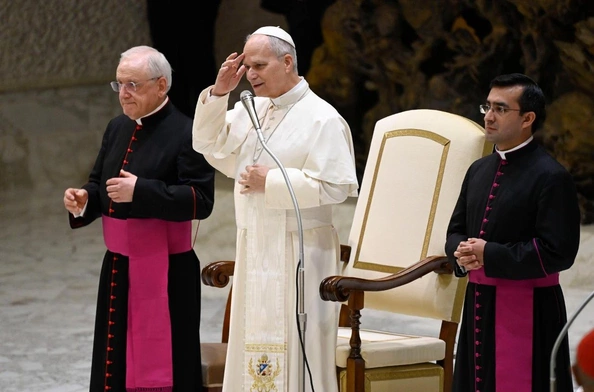 Papież Leon podczas audiencji generalnej