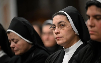 List Dykasterii: Gdy świat pęka, konsekrowani mają „trwać”. 