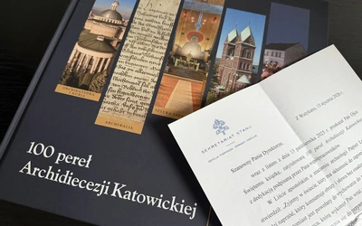 Album "100 pereł Archidiecezji Katowickiej" w Watykanie