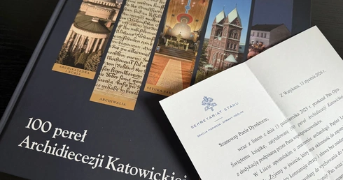Album "100 pereł Archidiecezji Katowickiej" w Watykanie