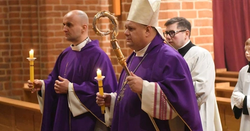 Modlitwa za zmarłych biskupów i rządców diecezji w katedrze