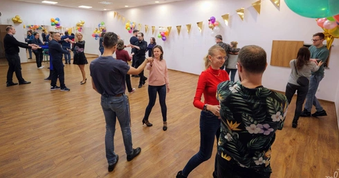 Taniec potrafi łączyć ludzi w Kościele. Ruszają kolejne kursy w "Roztańczonej parafii"