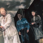 „Zamknij oczy Nel”, czyli sztuka o umieraniu z powieścią polskiego noblisty w tle