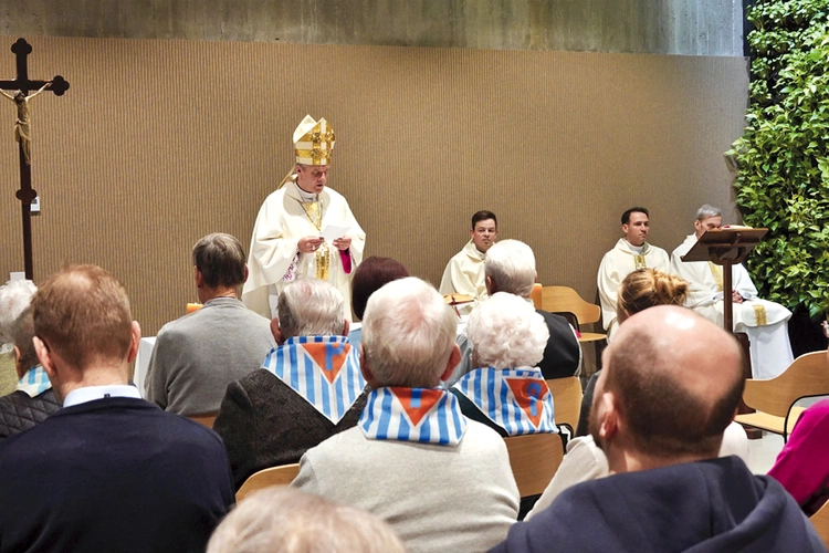 Byli więźniowie z towarzyszącymi im osobami zgromadzili się na Eucharystii w oświęcimskim hostelu. 