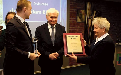 Laureat z Bielska-Białej (w środku) podczas krakowskiej gali.