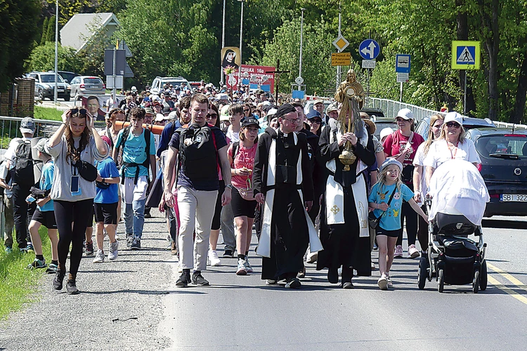 Na łagiewnickie pielgrzymowanie zaproszeni są  wszyscy, którzy chcą doświadczyć mocy modlitwy i spotkania  we wspólnocie.