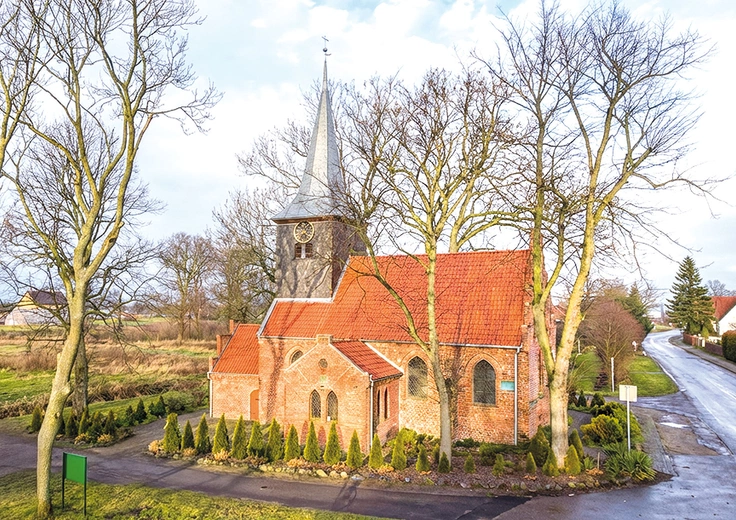 Przez wieki miejsce nabierało znaczenia także dzięki powiązaniom z Gdańskiem, które na tym terenie często przekładały się na realny patronat i ambicję,  by nawet wiejska świątynia miała porządną, „miejską” kulturę wnętrza.