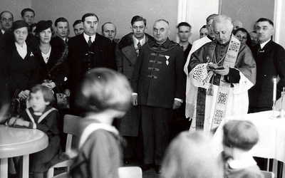 Ks. Emil Szramek podczas uroczystości poświęcenia Domu Oświatowego Towarzystwa Czytelni Ludowych w Katowicach 11 listopada 1934 roku.  