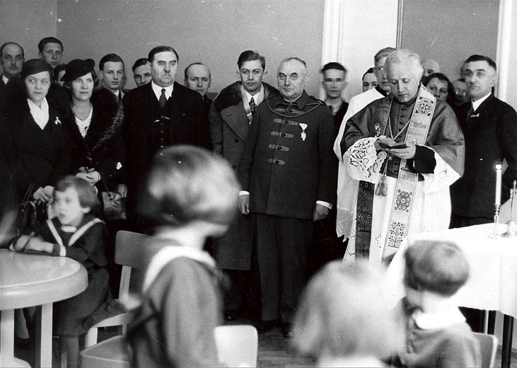 Ks. Emil Szramek podczas uroczystości poświęcenia Domu Oświatowego Towarzystwa Czytelni Ludowych w Katowicach 11 listopada 1934 roku.  