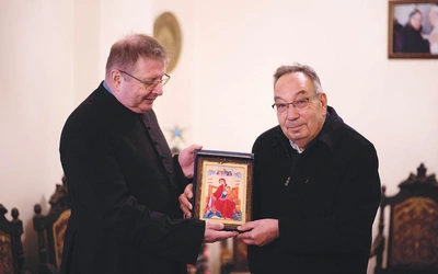Ks. Jan podczas odwiedzin u arcybiskupa Homs w grudniu 2025 r. Owocem wielu jego spotkań jest propozycja PKwP na Wielki Post. Są to materiały dla katechetów archidiecezji krakowskiej dotyczące sytuacji prześladowanych chrześcijan oraz kampania zachęcająca, by przeżyć ten czas w łączności z chrześcijanami w Syrii. Nie zabraknie też Drogi Krzyżowej ukazującej współczesnych świadków wiary. 