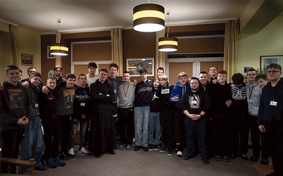 Młodzi i prowadzący w seminaryjnej kawiarence.