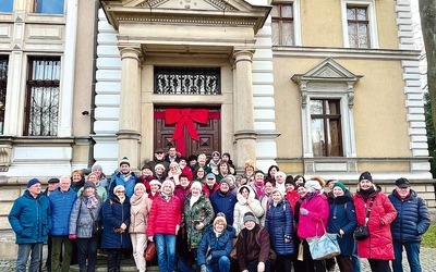 Ciekawe zajęcia, taneczne zabawy, wycieczki – jest w czym wybierać, dlatego warto wyjść z domu i odnaleźć swoje pasje.
