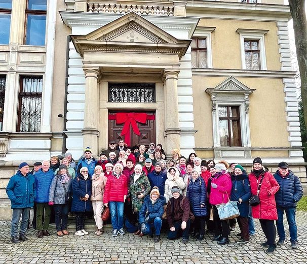 Ciekawe zajęcia, taneczne zabawy, wycieczki – jest w czym wybierać, dlatego warto wyjść z domu i odnaleźć swoje pasje.