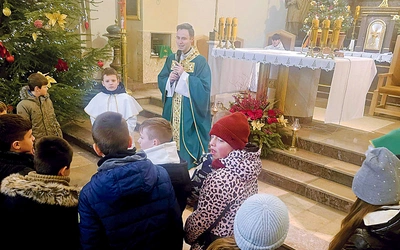 W Ożarowie kazania głosił ks. Tomasz Zych, prefekt WSD w Sandomierzu. 