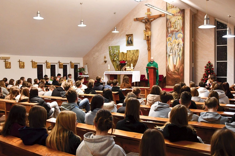 – „Level Up!”  nie jest tylko „odhaczeniem” kolejnego etapu. Warto już pomyśleć o kolejnej edycji, która odbędzie się od 14 do 15 marca. Serdecznie zapraszamy młodych przygotowujących się do bierzmowania – zachęca z uśmiechem ks. Damian Drop.  Na zdjęciu: Msza św. w kaplicy domu rekolekcyjnego. 