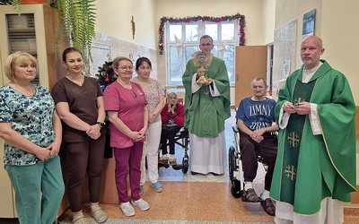 Powitanie błogosławionej w Domu Emerytów Caritas Diecezji Tarnowskiej w Tarnowie przez personel, podopiecznych i kapłanów.