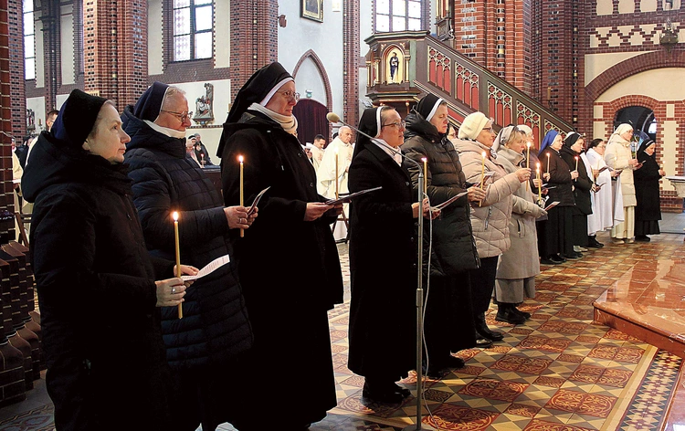 Podczas Mszy św. w katedrze osoby konsekrowane odnowiły swoje śluby.