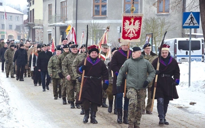 Przemarsz od Dworku Langiewicza do jego pomnika, znajdującego się przy opactwie cysterskim. 
