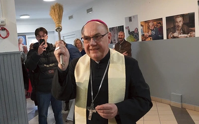 Bp Jacek Kiciński pobłogosławił odnowiony budynek, a po południu przewodniczył Mszy św. dziękczynnej w pobliskim Kościele pw. św. Stefana.