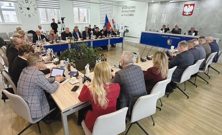 Radni powiatu radomskiego w trakcie głosowania.