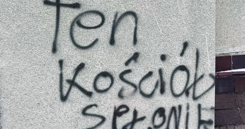 Satanistyczne znaki i pogróżki na kościele w Poznaniu